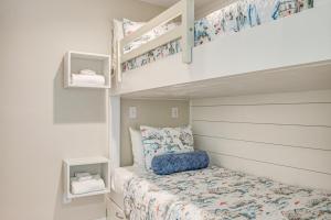 Voodi või voodid majutusasutuse St Helena Island Condo with Beach Views and Porch! toas +25 fotot