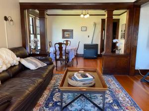 uma sala de estar com um sofá e uma mesa em Historic Downtown Riverview Flat, No. 2 em Astoria