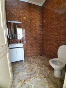 een badkamer met een toilet en een wastafel bij Villa Ourika ,Atlas in Ourika