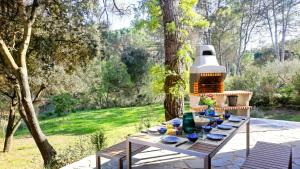 a table with blue dishes on it in a garden at TRES TEULADES 8+1 in Castellnou de Bages