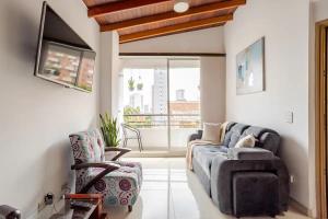 a living room with a couch and two chairs at Hermoso apartamento en Sabaneta cerca al parque in Sabaneta