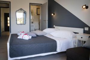 ein Schlafzimmer mit einem Bett mit zwei ausgestopften Tieren darauf in der Unterkunft Apartments Josipa in Primošten