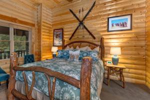 um quarto com uma cama num chalé de madeira em Luxury Condo Near Year-Round Recreation, Free Shuttle & Hot Tub! Deer Valley Comstock Lodge 302 em Park City