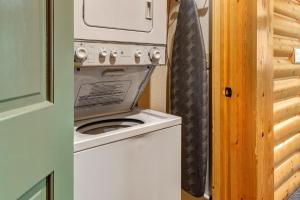 una lavadora y secadora en una casa pequeña en Luxury Condo Near Year-Round Recreation, Free Shuttle & Hot Tub! Deer Valley Comstock Lodge 302 en Park City