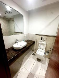 een badkamer met een wastafel, een toilet en een spiegel bij 2 bed Apartment in Gold crest apartment in Lahore