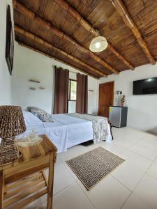 ein Schlafzimmer mit einem Bett, einem Tisch und einem Sofa in der Unterkunft Palmendros Hosteria in Montañita