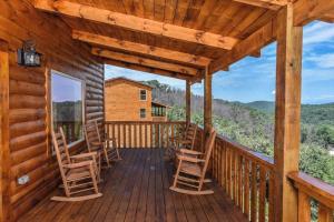 een veranda van een hut met stoelen erop bij Heavenly Daze in Sevierville