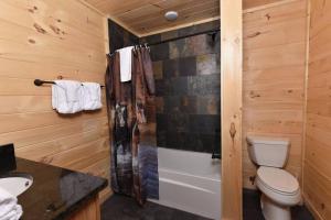 een houten badkamer met een toilet en een douche bij Heavenly Daze in Sevierville +22 foto's
