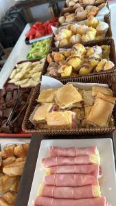 un buffet de diferentes tipos de comida en una mesa en Oikos, en Punta del Diablo