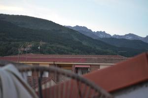 uma vista para um edifício com montanhas ao fundo em Ojaranzo em Candeleda