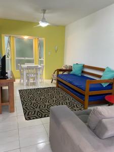 uma sala de estar com uma cama e uma sala de jantar em Porto Paraty Residencial em Paraty