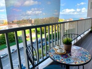 Modern & Spacious APT with River View的阳台或露台