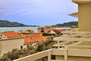 - un balcon avec vue sur la ville dans l'établissement Apartments Marina, à Rafailovici