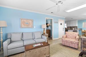 uma sala de estar com um sofá e uma cadeira em Gulf Front Beach House Sleeps 12 em Gulf Shores