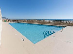 uma grande piscina com o oceano ao fundo em Gulf Front Condo Wrap-Around Balcony 316 em Orange Beach