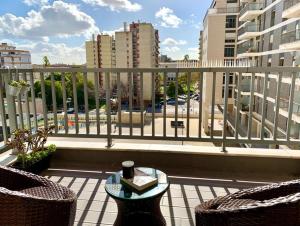 Modern & Spacious APT with River View的阳台或露台