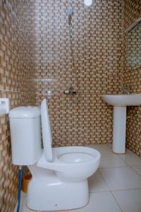Bilik mandi di Gmasters Homes kibagabaga +88 gambar