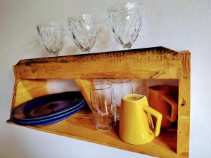 una mensola in legno con bicchieri da vino di Suíte privativa acesso rápido 5 minuto balsa a Ilhabela Altre 16 foto