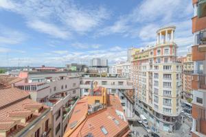 una vista aerea di una città con edifici di GRAN VIA capitals by MONARO***** a Madrid