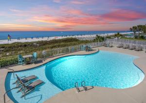 Výhled na bazén z ubytování Gulf Front Condo Outdoor & Indoor Pools 603 nebo okolí
