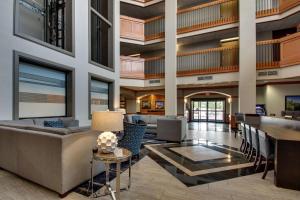 サンアントニオにあるDrury Inn & Suites San Antonio Northwest Medical Centerのロビー(ソファ、テーブル、椅子付)