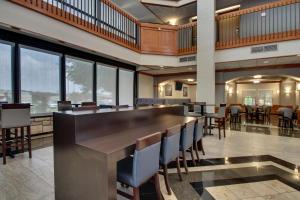 une grande salle à manger avec un long bar et des chaises dans l'établissement Drury Inn & Suites San Antonio Northwest Medical Center, à San Antonio