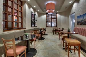 un comedor con mesas y sillas en un restaurante en Drury Inn & Suites Charlotte Northlake en Charlotte