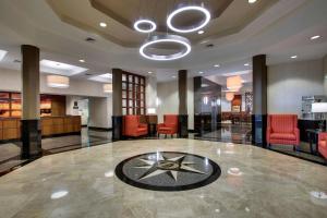 un vestíbulo con una estrella en el suelo en Drury Inn & Suites Charlotte Northlake en Charlotte