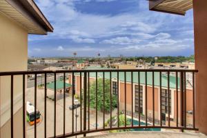 Drury Inn & Suites San Antonio Northwest Medical Center في سان انطونيو: إطلالة على المدينة من الشرفة