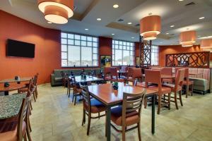 Restaurace v ubytování Drury Inn & Suites Findlay