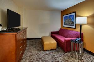 TV a/nebo společenská místnost v ubytování Drury Inn & Suites Findlay
