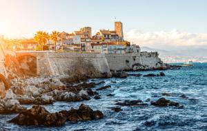 una città sulla riva di un corpo d'acqua di Séjour sur voilier a Antibes