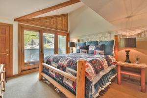 een slaapkamer met een bed en een raam bij Great Location, Hot Tub & Outdoor Recreation! Deer Valley Fawngrove Terrace in Park City