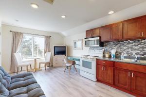 cocina con fogones y mesa con sillas en Seal Three Condo Getaway, en Lincoln City