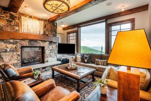 sala de estar con sofá y chimenea en Luxury Amenities & Year-Round Recreation at Deer Valley Grand Lodge 307! en Park City