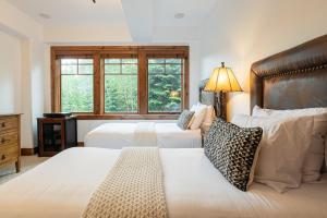 1 dormitorio con 2 camas y ventana en Luxury Amenities & Year-Round Recreation at Deer Valley Grand Lodge 307! en Park City