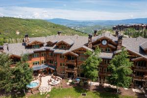 uma vista aérea de uma grande casa com montanhas ao fundo em Luxury Amenities & Year-Round Recreation at Deer Valley Grand Lodge 307! em Park City