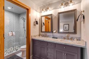 een badkamer met een wastafel en een douche bij Unbeatable Location, Year-Round Recreation & Private Hot Tub! Deer Valley Greyhawk 14 in Park City