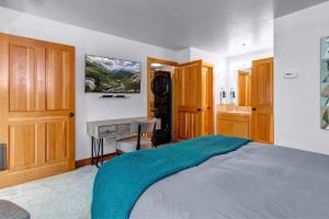 een slaapkamer met een bed, een bureau en een wastafel bij Unbeatable Location, Year-Round Recreation & Private Hot Tub! Deer Valley Greyhawk 14 in Park City