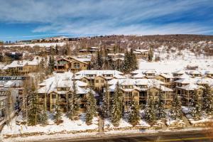 una vista aérea de un complejo en la nieve en Unbeatable Location, Year-Round Recreation & Private Hot Tub! Deer Valley Greyhawk 14, en Park City