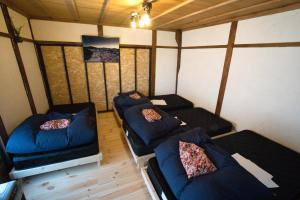 une chambre avec deux canapés dans une petite maison dans l'établissement Minsyuku Mirai - Vacation STAY 94810v, à Tōkamachi
