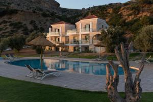 una villa con piscina e una casa di Libyan Mare a Palaiochóra