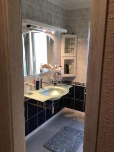 La salle de bains est pourvue d'un lavabo et d'un miroir. dans l'établissement Holiday home in Balatonboglar 49936, à Balatonboglár