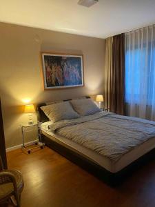 - une chambre avec un lit, deux lampes et une fenêtre dans l'établissement Holiday home in Balatonboglar 49936, à Balatonboglár
