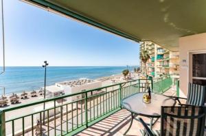 einen Balkon mit einem Tisch und Strandblick in der Unterkunft Fuengirola Primera Línea de Playa in Fuengirola