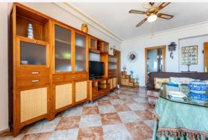 豐希羅拉的住宿－Fuengirola Primera Línea de Playa，带沙发和电视的客厅