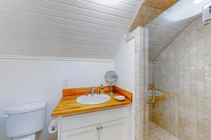 Un baño con lavabo, inodoro y ducha. en Seaside Serenity, en Port Aransas 12 fotos más