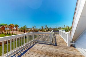 una terraza con vista al mar en Seaside Serenity, en Port Aransas