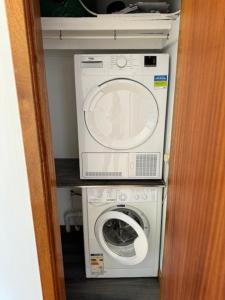 - Lavadora y secadora en una habitación pequeña en Ben Lomond Apartment en Alexandria