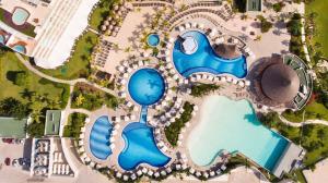 eine Aussicht auf einen Pool in einem Resort in der Unterkunft Palacio Mundo Imperial Riviera Diamante Acapulco All Inclusive in Acapulco